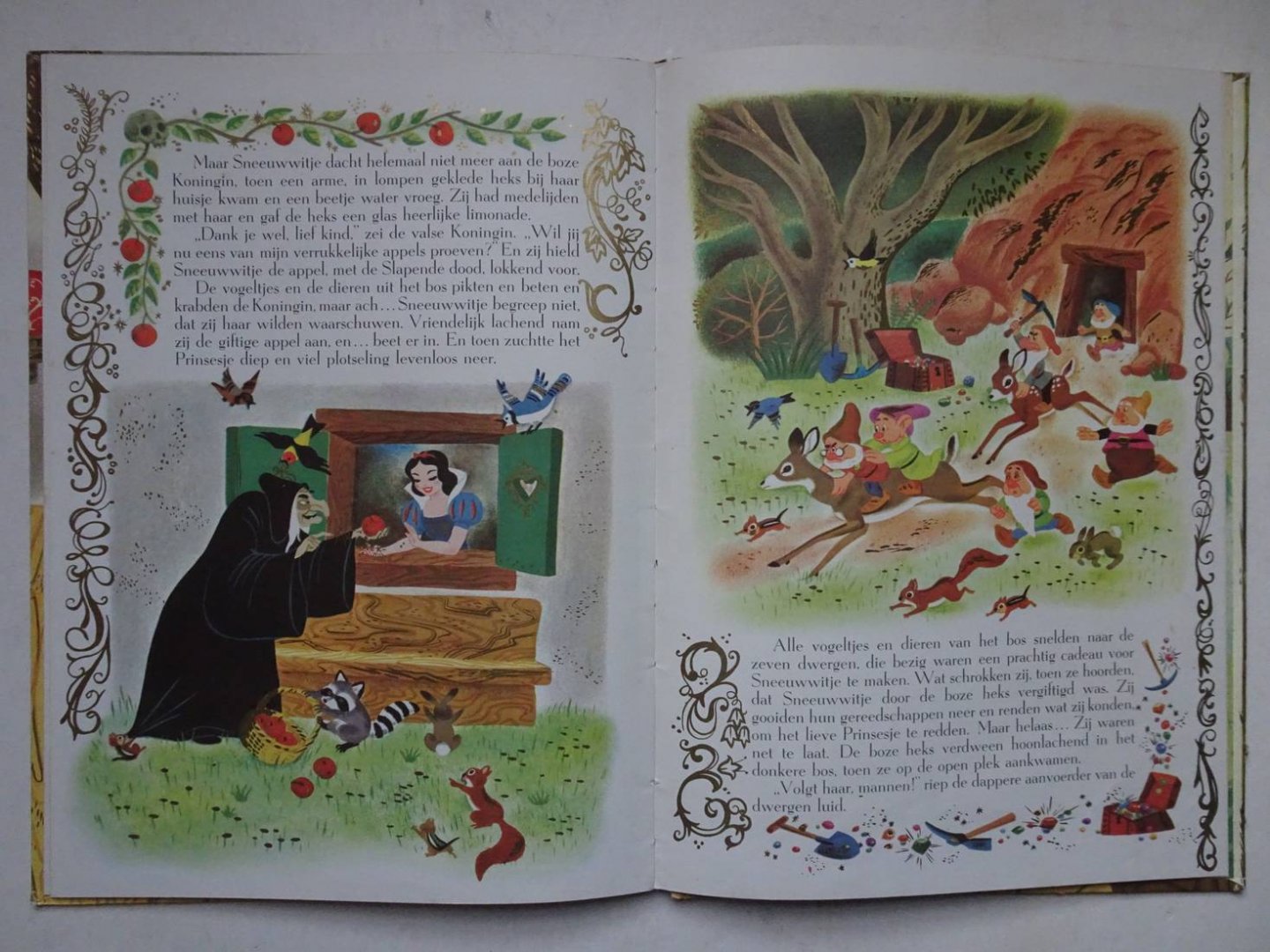 Disney, Walt. - Walt Disney's Sneeuwwitje en de zeven dwergen. Het sprookje van Sneeuwwitje en de zeven dwergen met tekeningen van Walt Disney naar de gelijknamige film. Een gouden "Margriet" boek.