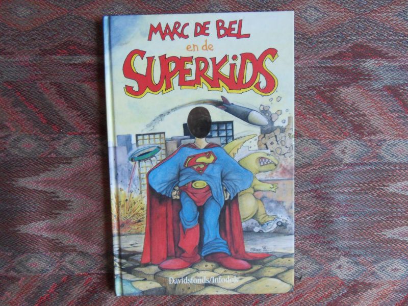 Bel, Marc de (samenstelling). - Marc de Bel en de Superkids. --- 2e druk, 1999. Geb. In z.g.st. Tekeningen van Steven Dhondt. 48 pp. Boek bevat verhaal Super van MdB en wordt gevolgd door elf verhalen van jongeren over het onderwerp hoe het zou zijn Superman te zijn.