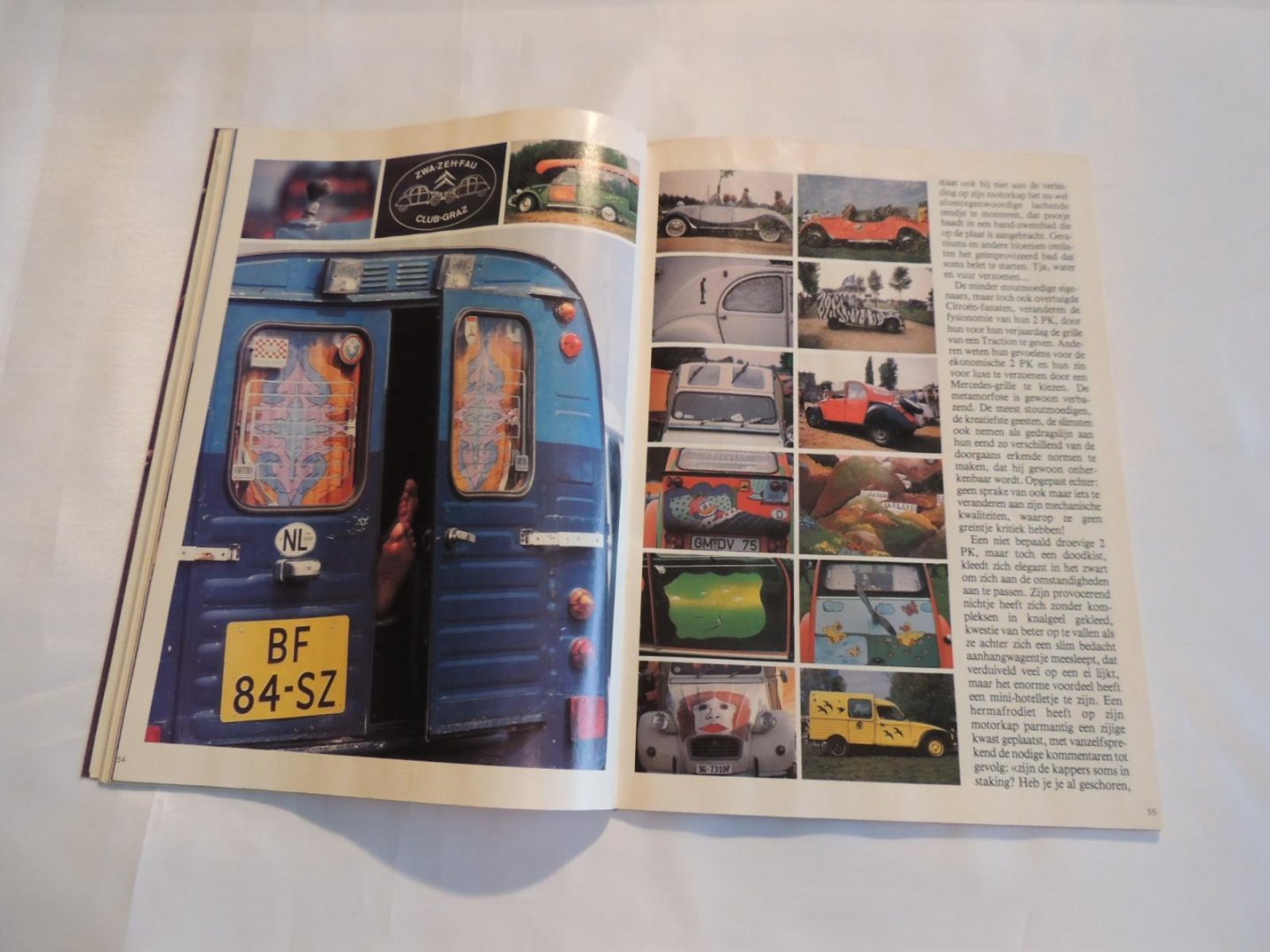 Ilous, Joelle (tekst) & Philippe Hayat (fotografie) - Die gekke bolides. De mooiste 2 PK's ter wereld - Speciaal nummer 1. Parijs: Agence Etapp, 1985 - CHROOM FLAMMEN - DE EEND 2CV.