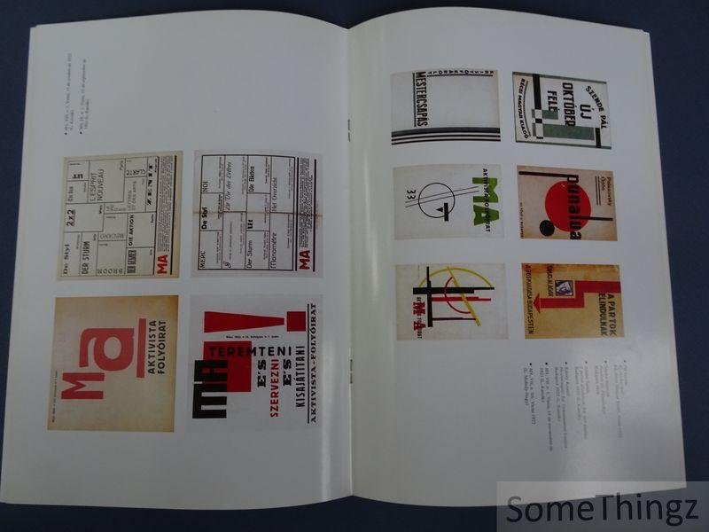 de Coster, Annie. - De Hongaarse avant-gardisten: uitgevers, boekkunstenaars en typografen / L'avant-garde hongroise dans l'édition, l'illustration du livre et la typographie.