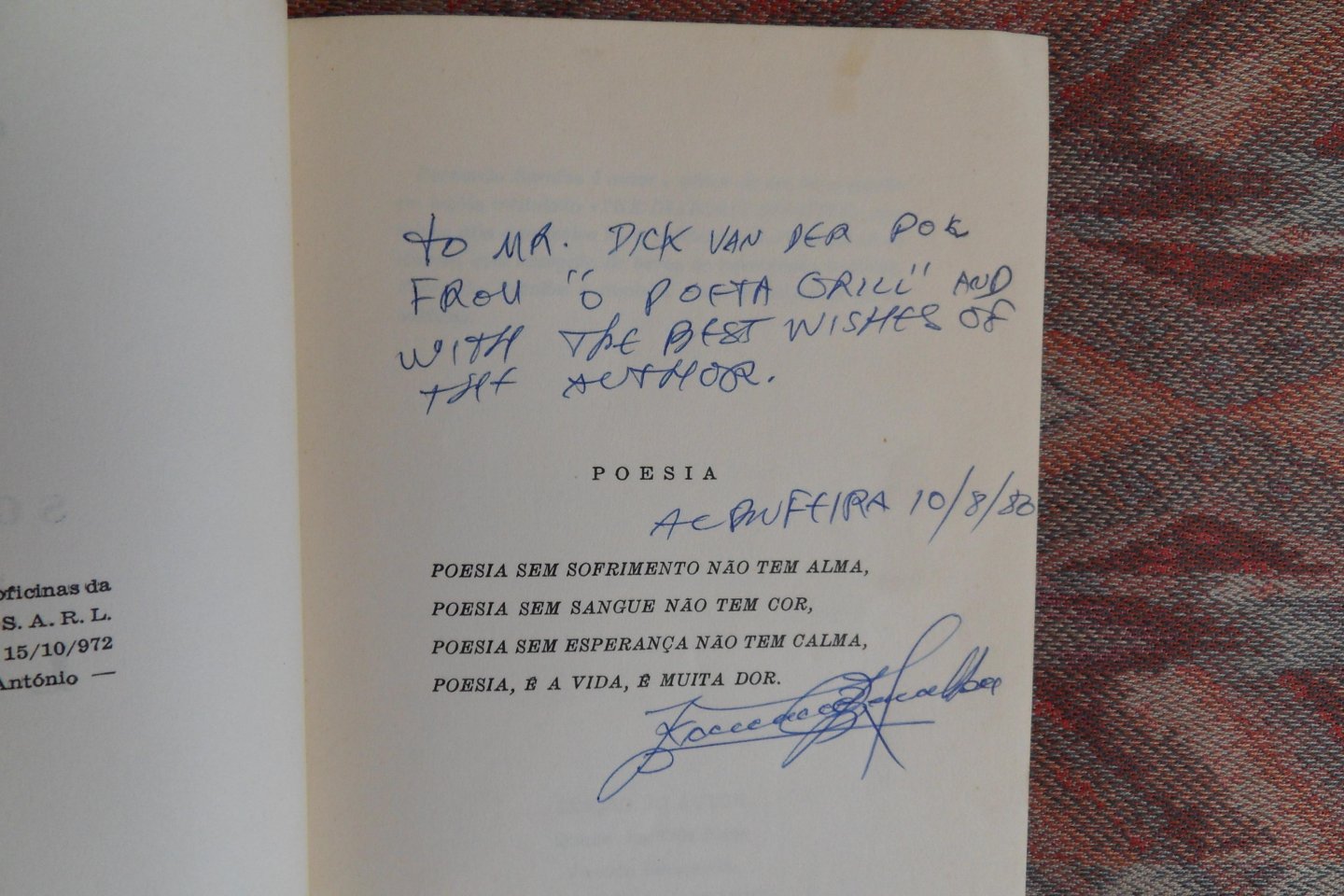 Baralba, Fernando. [ Name of "war" of Fernando Baptista Barata de Almeida ]. {Met gesigneerde opdracht door de auteur}. - Sombras na Lama. - Poesia.