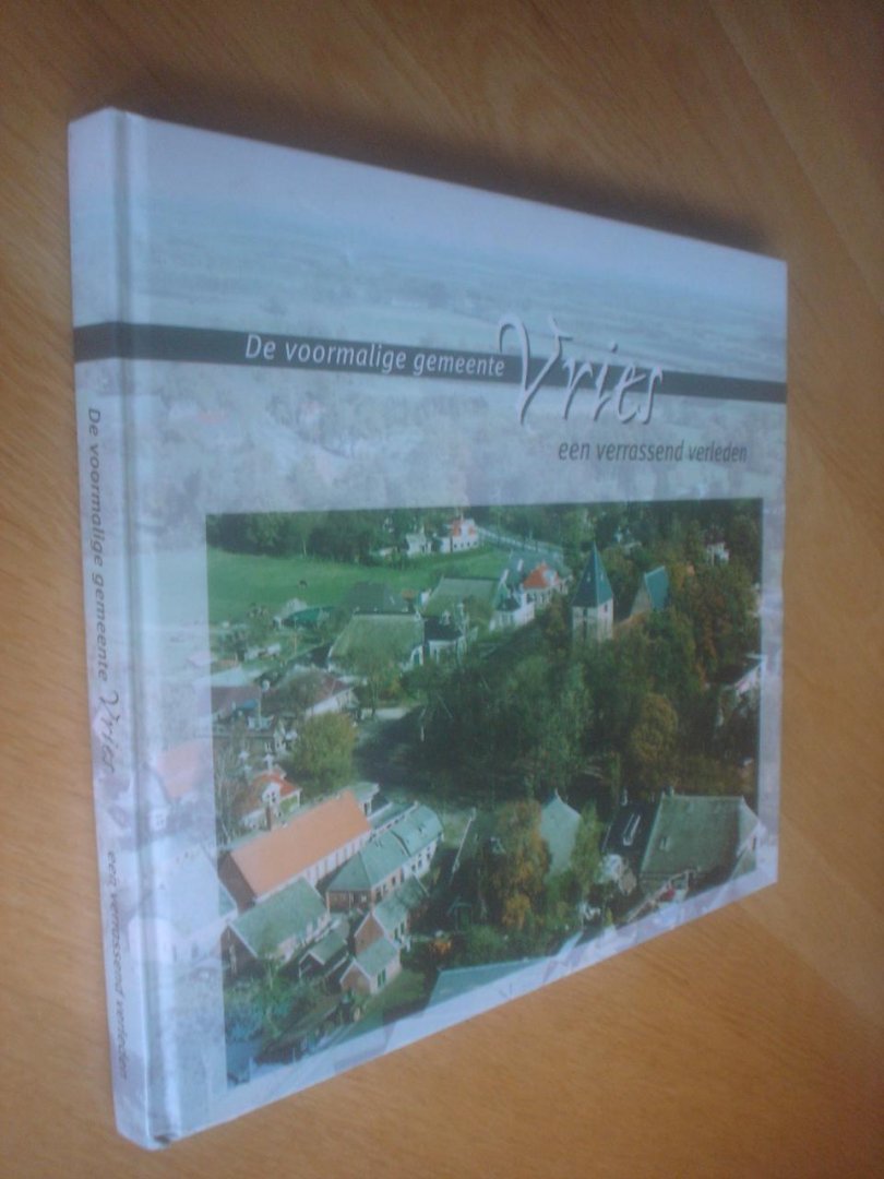 Hoogakker, Jan. e.a.( Samenstellers ) - De voormalige gemeente Vries een verrassend verleden. (met prachtige foto's)