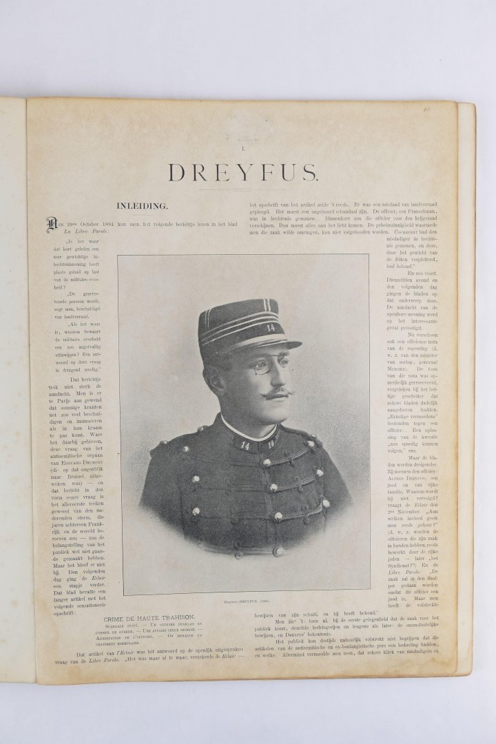 Diversen - Dreyfus-Nummer van de Wereldkroniek bevattende de geschiedenis van de Dreyfus-zaak van den aanvang af, met talrijke potretten en illustratien. (5 foto's)