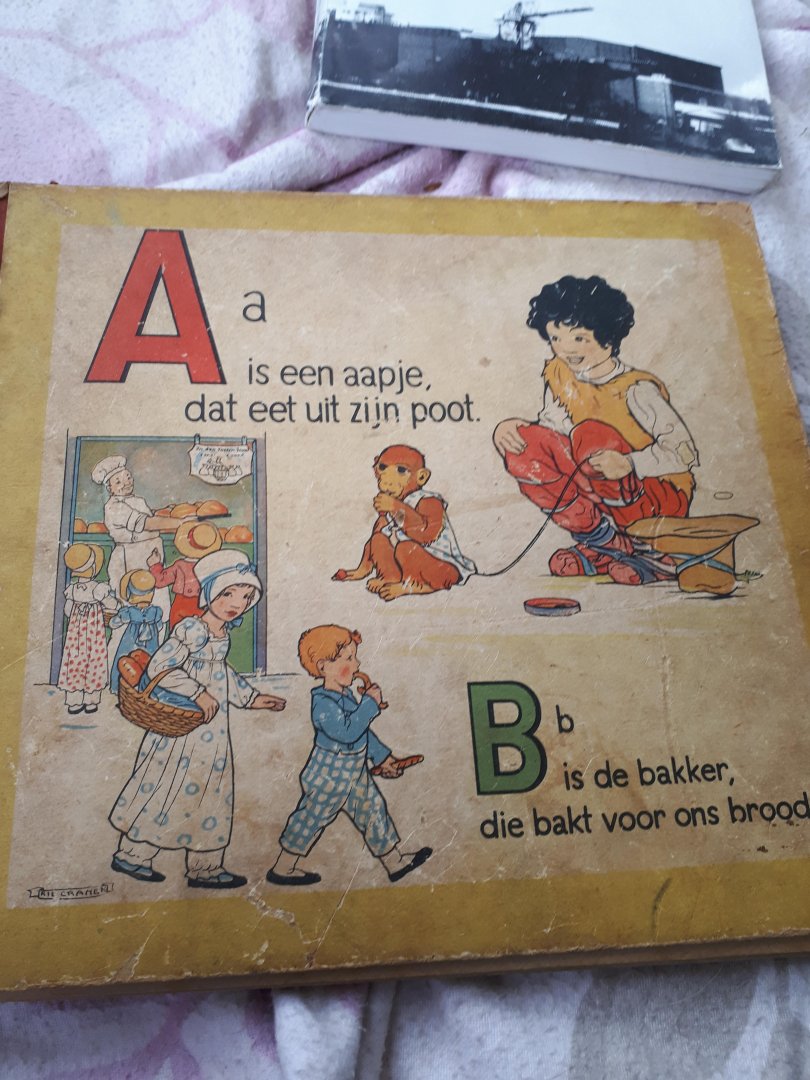 Cramer Rie - AAP IS EEN AAPJE DAT EET UIT ZIJN POOT