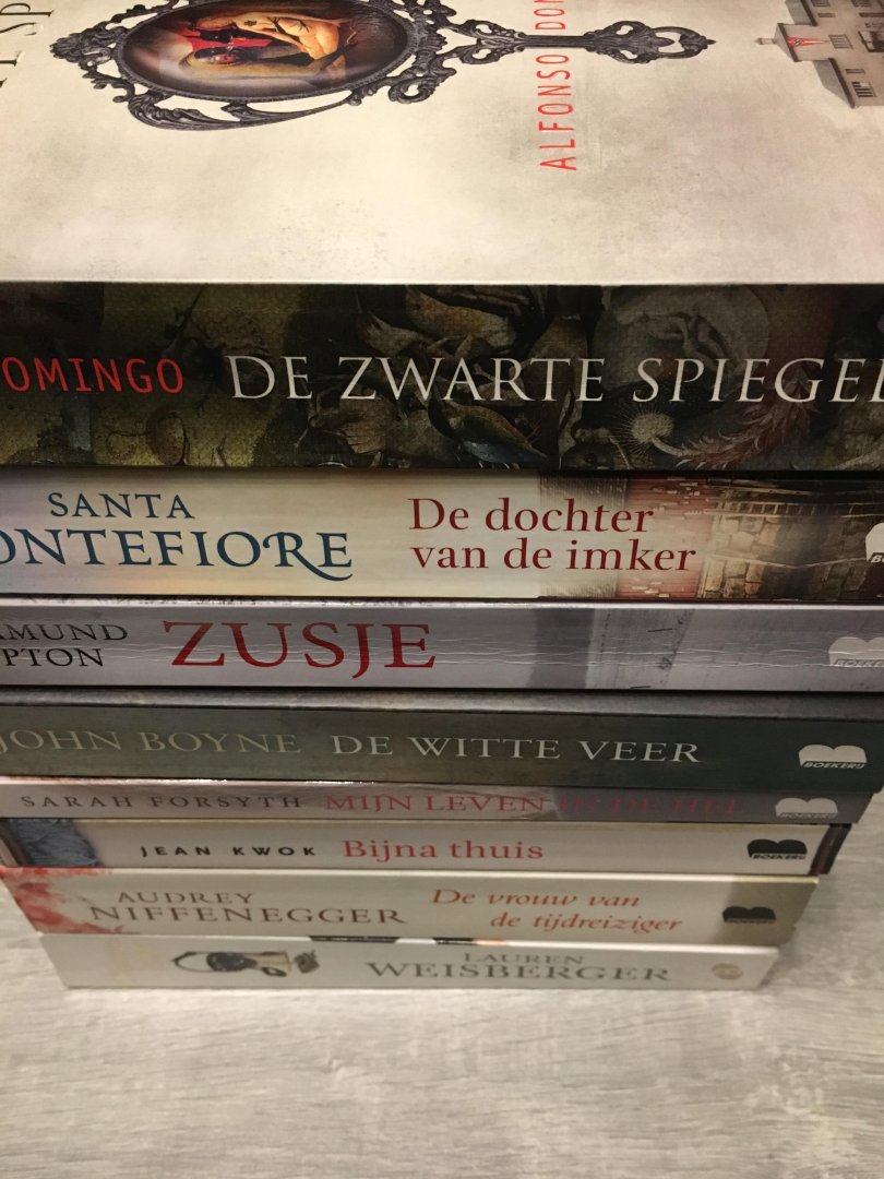 Weisberger, Domingo, Boyne, Lupton, Montefiore, Niffenegger, Kwok, Forsyth - 8 boeken van de Boekerij; De zwarte spiegel, De witte veer, Zusje, De vrouw van de tijdreiziger, Bijna thuis, Mijn leven in de hel & Chanel chic