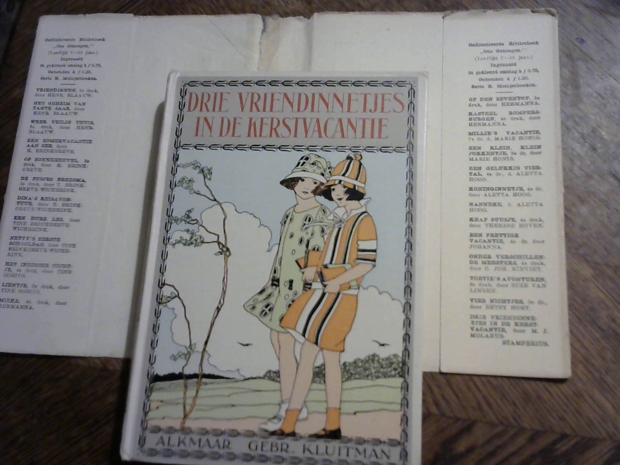 Molanus-Stamperius M.J. - Drie vriendinnetjes in de Kerstvacantie (omslag)