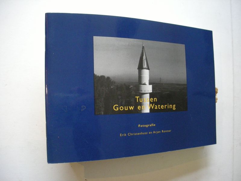 Christenhusz, E. en  Ronner, A.. fotografie / tekst Mooi Zo, Goed Zo - Tussen Gouw en Watering. deel I (Zaandam-Oost)