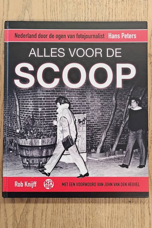 KNIJFF, ROB. & PETERS, HANS. - Alles voor de scoop, Nederland door de ogen van fotojournalist Hans Peters
