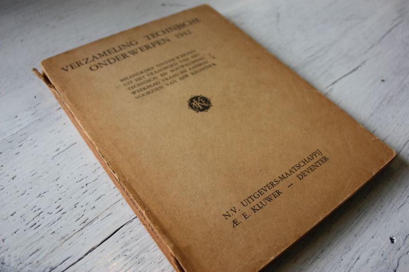 NN - Verzameling Technische Onderwerpen 1942. Belangrijke onderwerpen uit het vraagbord van het technisch- en bouwkundig weekblad Vraag en Aanbod voorzien van een register