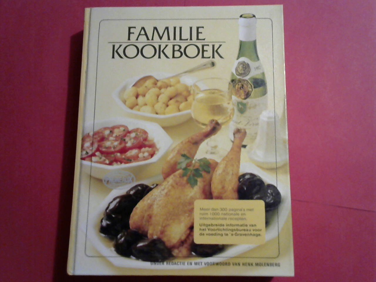onder redactie/ voorwoord Henk Molenberg - Familie Kookboek. Meer dan 300 pagina's met ruim 1000 nationale recepten