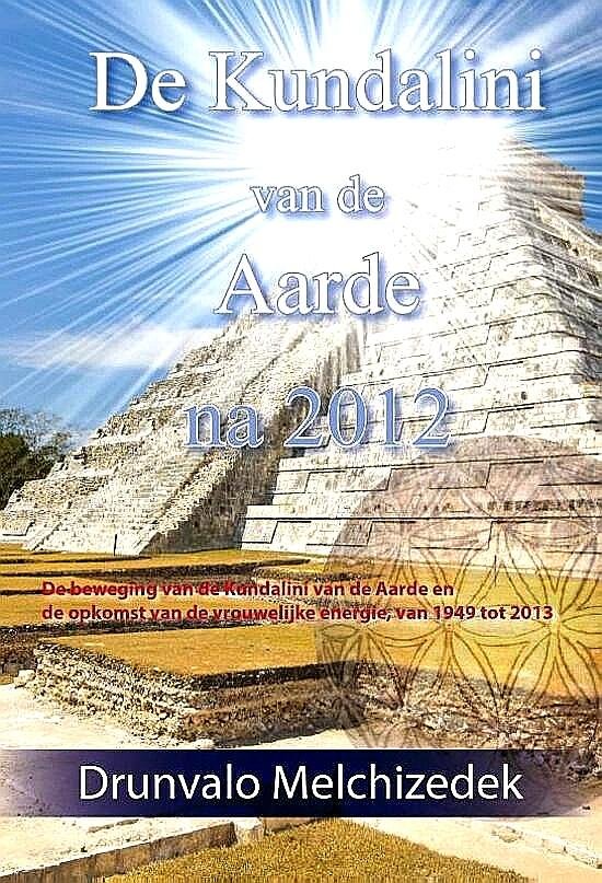 Melchizedek , Drunvalo .   [ isbn 9789077677438 ] 4621 - De Kundalini van de Aarde na 2012. (De beweging van de Kundalini van de aarde en de opkomst van de vrouwelijke energie, van 1949 tot 2013. )Dit nieuwe boek van Drunvalo Melchizedek is deels een spannend reisverhaal, deels een spirituele handleiding -