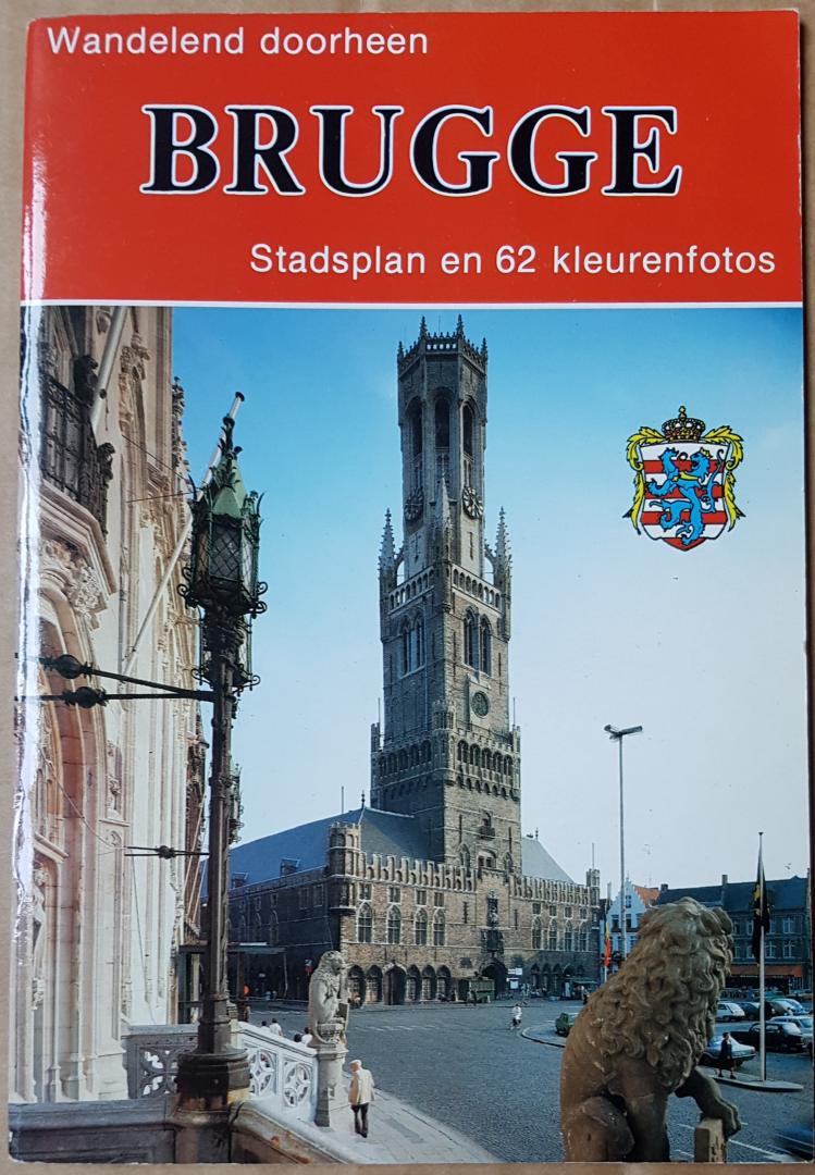 NN - Wandelend doorheen Brugge - Stadsplan en 62 kleurenfoto's