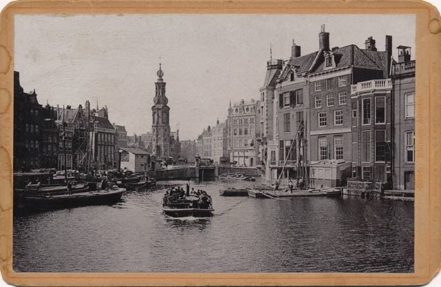  - Gekartonneerde Foto Amstel gezien van Halvemaansbrug naar Muntplein.