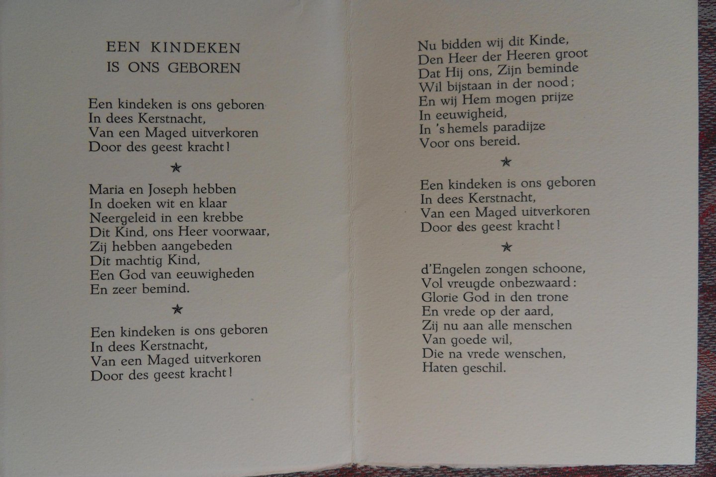 Onbekende dichter. [ Vroom, Jean-Paul = met diens originele lithografie ]. - Een Kindeken is Ons Geboren. [ W.s. Beperkte oplage t.g.v. de jaarwisseling, echter aantal ex. onbekend ].