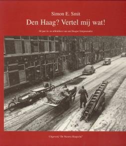 KONING GANS, WIM DE (SAMENGESTEL:D DOOR EN MET TEKSTEN VAN ). SMIT, SIMON E. (FOTO's) - Den Haag? Vertel mij wat!. 60 jaar in- en afdrukken van een Haags fotojournalist