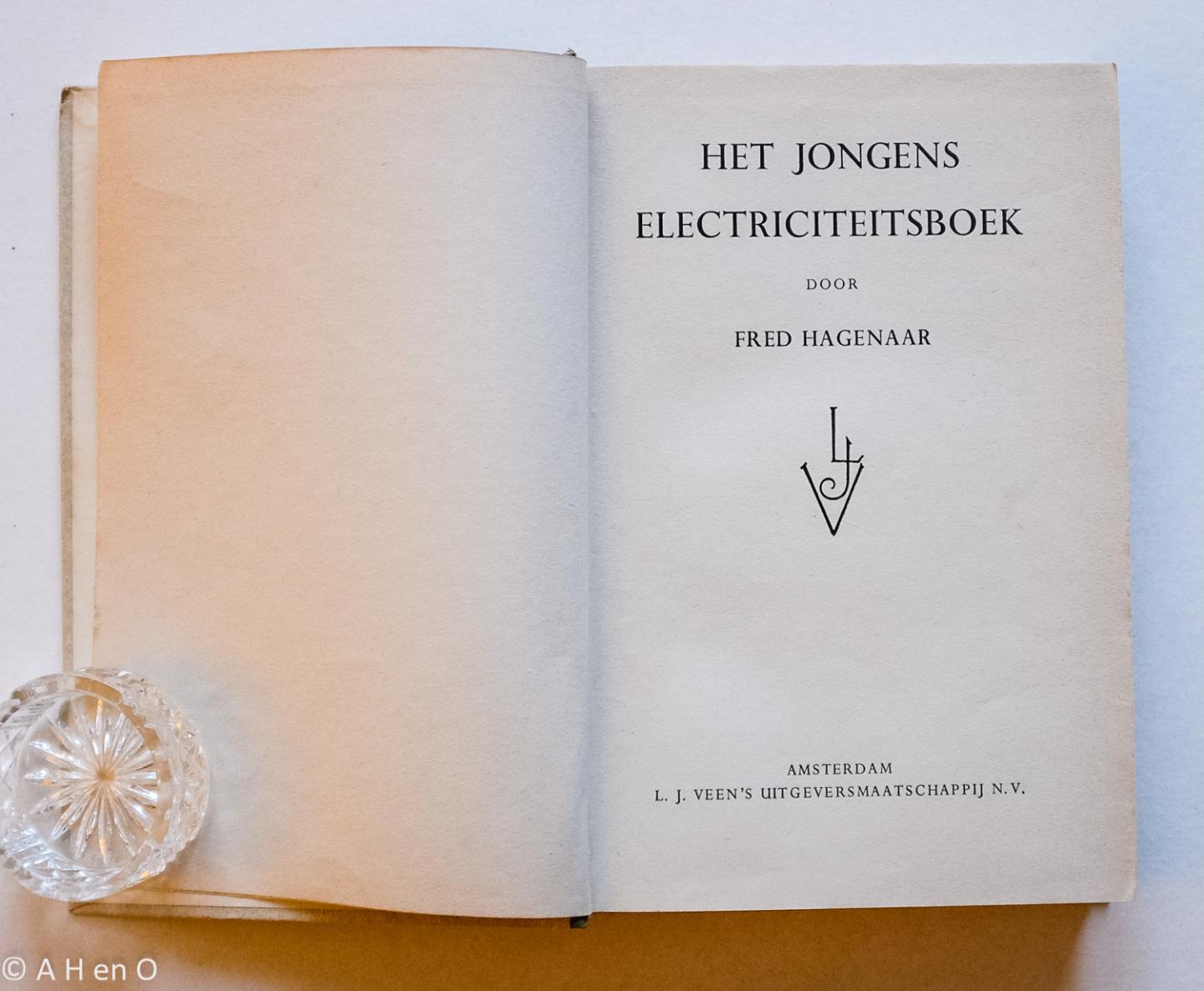 Vries, Leonard de - Het Jongens Electriciteitboek - door Fred Hagenaar (= Leonard de Vries)