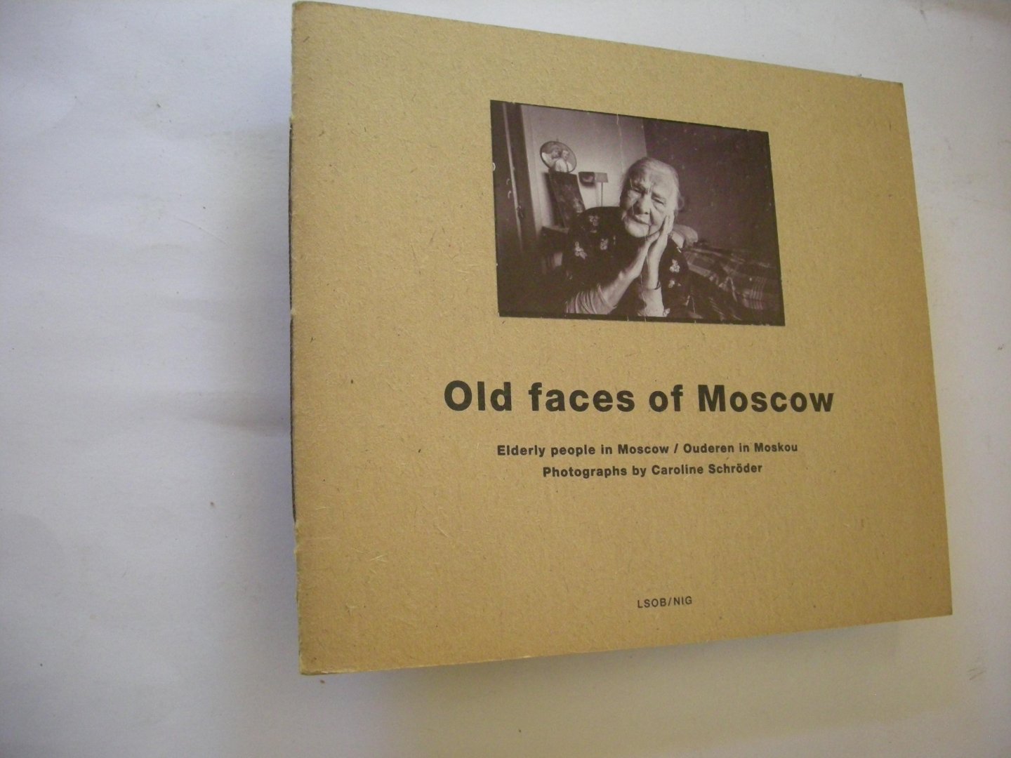 Schroder, Caroline, photogr. / Fokkinga, L., eindred. - Old faces of Moscow. Elderly people in Moscow / Ouderen in Moskou
