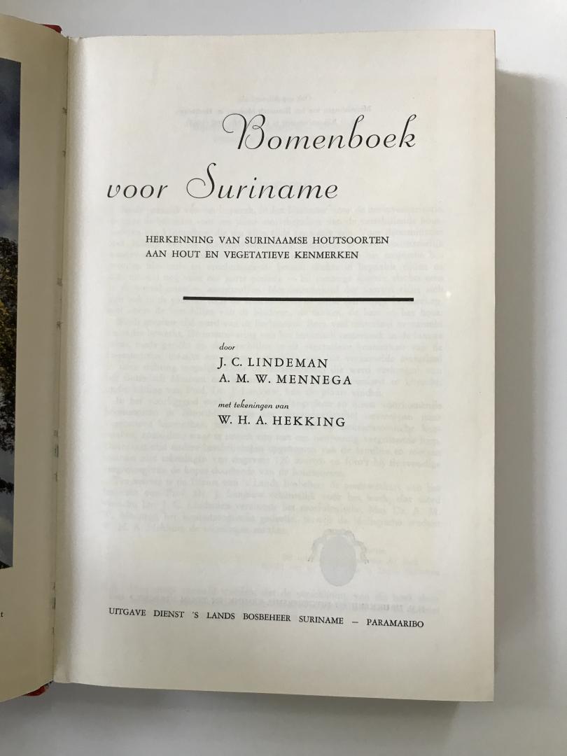 Lindeman, J.C. / Mennega, A.M.W. Met tekeningen van Hekking, W.H.A. - Bomenboek voor Suriname / Herkenning van Surinaamse houtsoorten aan hout en vegetatieve kenmerken
