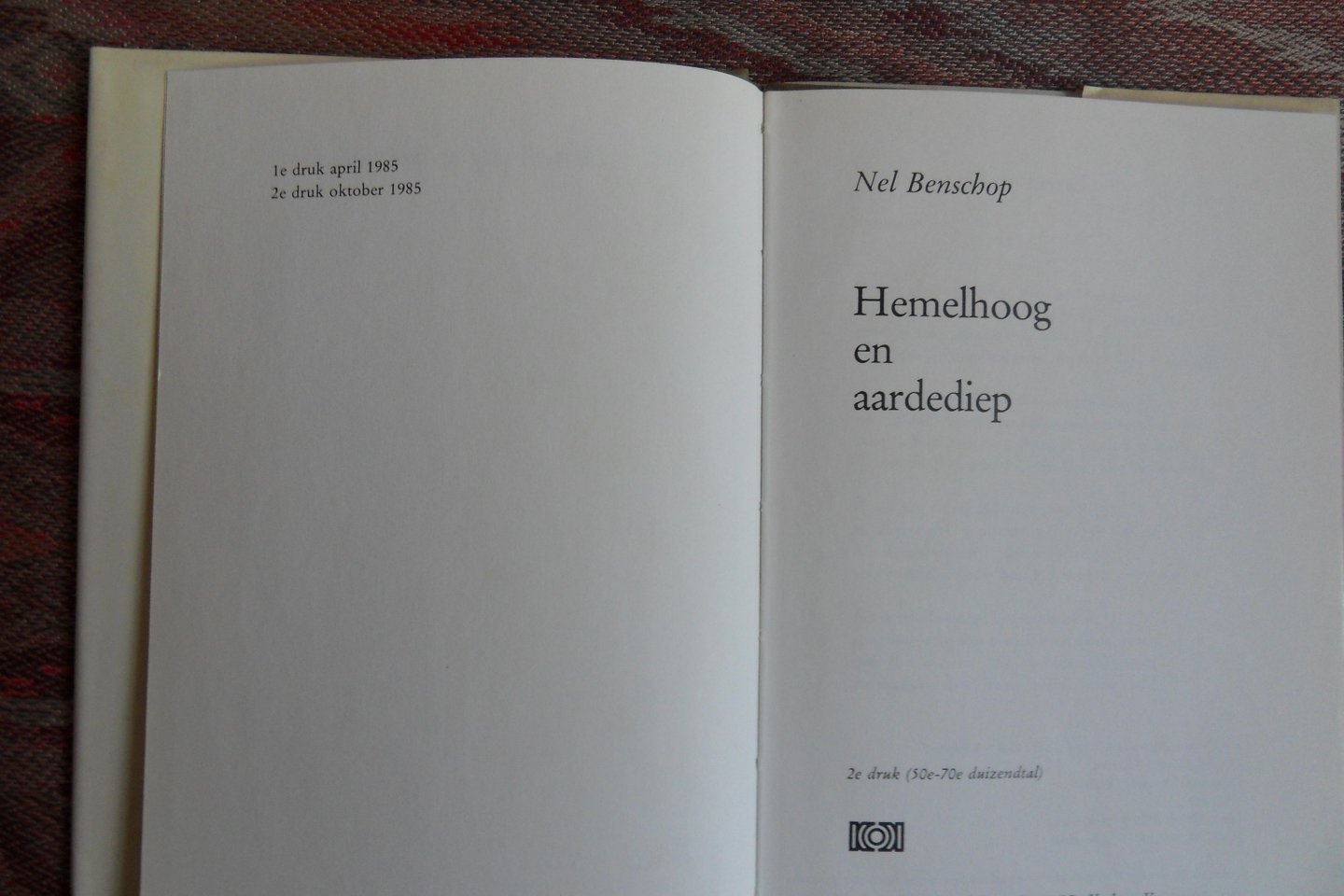 Benschop, Nel. [ ! GESIGNEERD door Nel Benschop met een aanvullende tekst van haar hand ]. - Hemelhoog en aardediep.