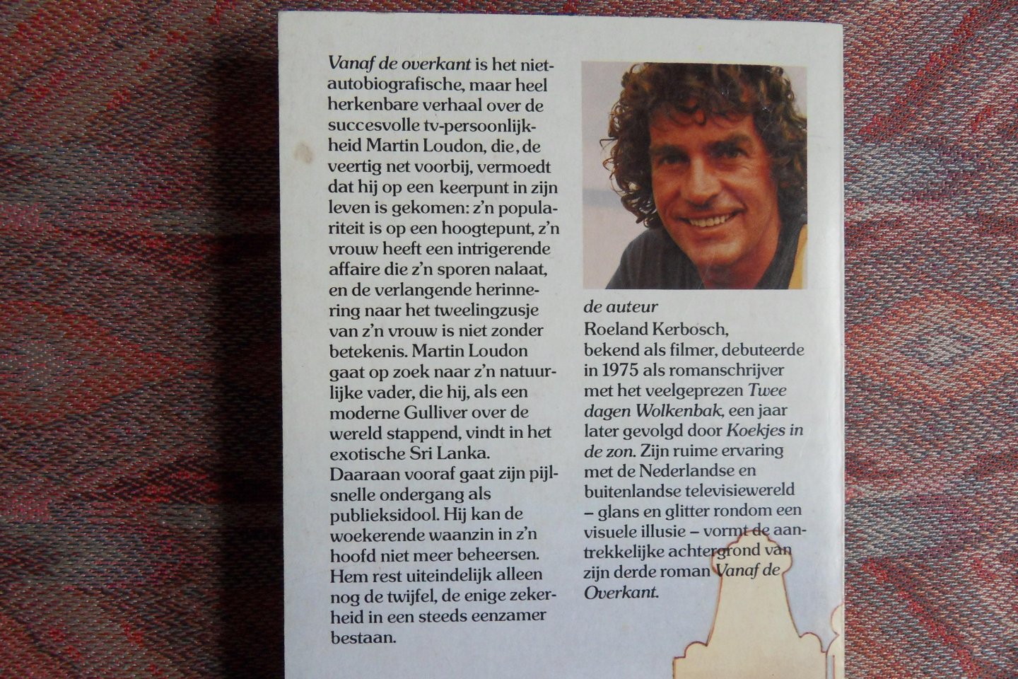 Kerbosch, Roeland. { GESIGNEERD door de auteur, de fotograaf Mady Saks en de illustrator Brian Hampton }. - Vanaf de overkant.