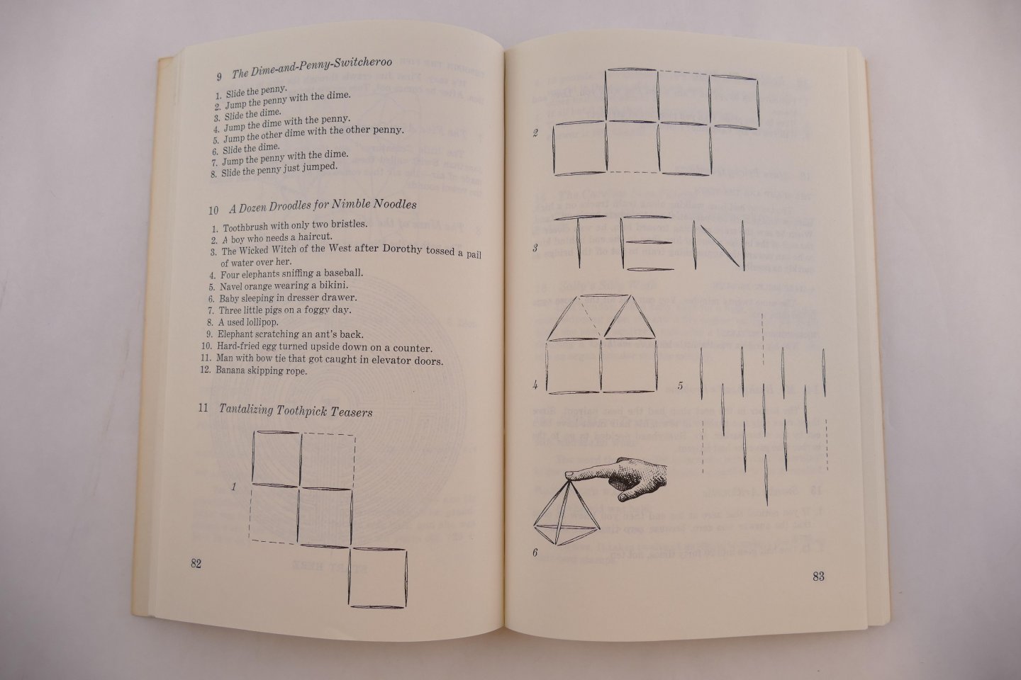Gardner, Martin - Perplexing puzzles tantalizing teasers. Two volumes bound as one (3 foto's)