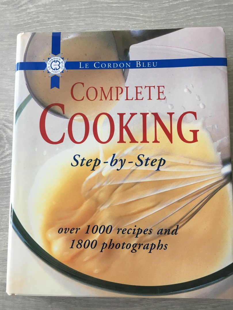 Lencordon Bleu - Complete Cooking, step-by-step, over 1000 recipes And 1800 photographs