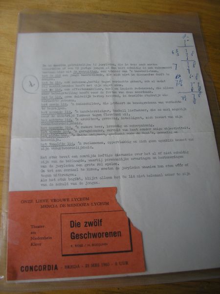  - Toegangsbewijs en toelichting bij het toneelstuk "Die zwolf Geschworenen" in Concordia te Breda op 21 mei 1960, vanuit het Onze Lieve Vrouwe Lyceum, ook uitgevoerd voor het Mencia de Mendoza Lyceum in Theater am Niederrhein te Kleve.