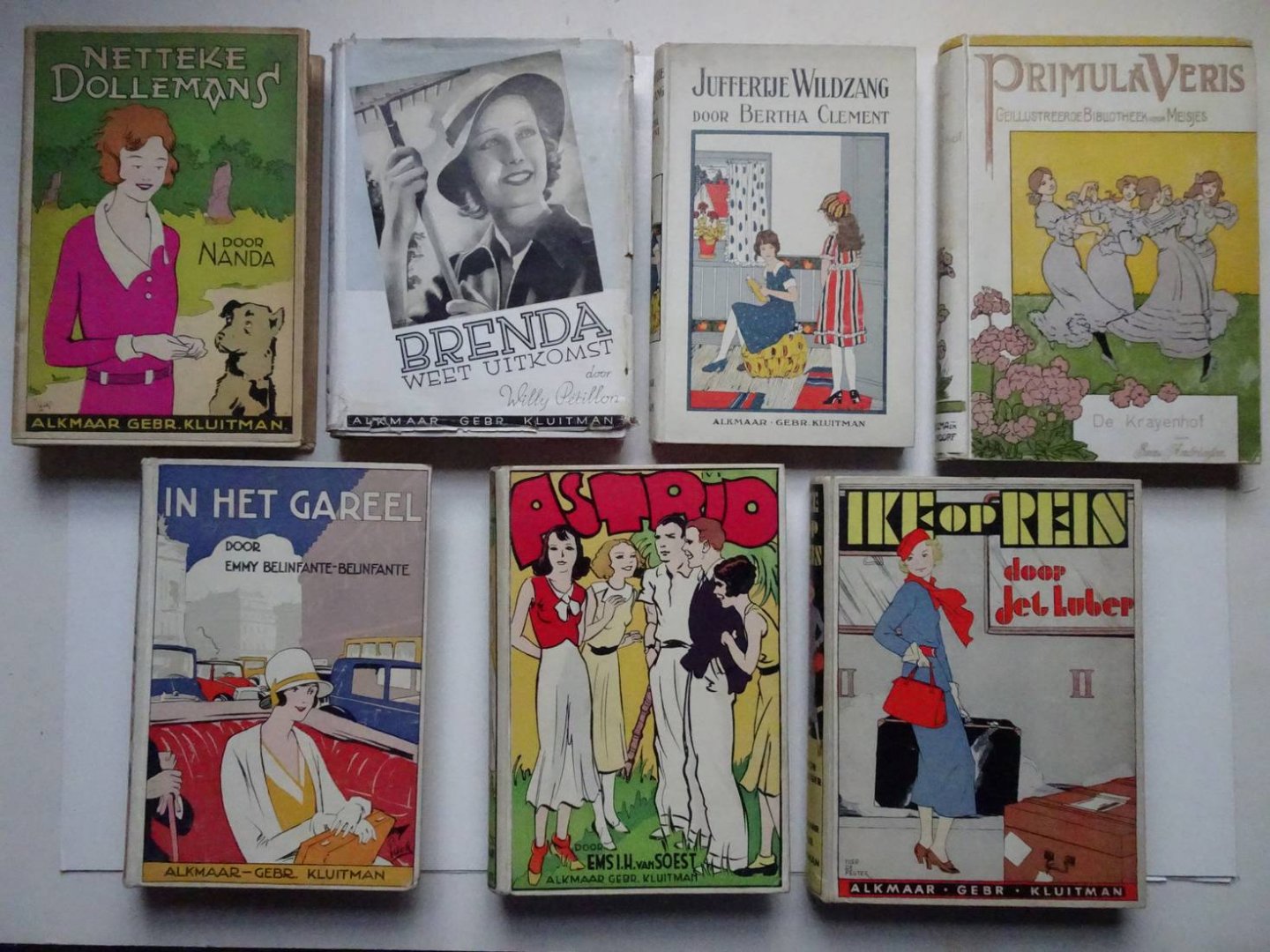 Pétillon, Willy, Bertha Clement, Suze Andriessen, Ems I.H. van Soest, Emmy Belinfante-Belinfante, Jet Luber & Nanda. - Brenda weet uitkomst/ Juffertje Wildzang/ De Krayenhof/ Astrid/ In het gareel/ Ike op reis/ Netteke Dollemans. 7 delen.