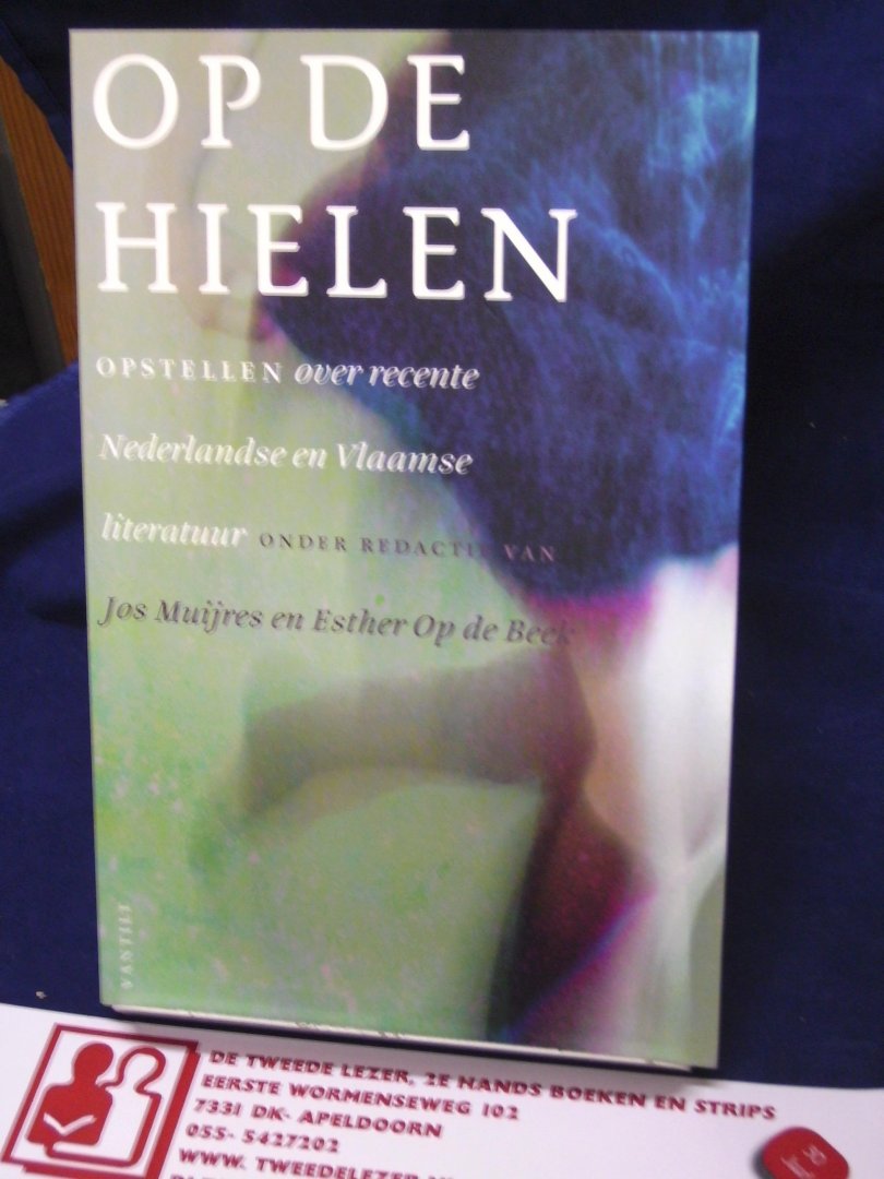 Muijres, Jos, Beek, Esther op de - Op de hielen / opstellen over recente Nederlandse en Vlaamse literatuur