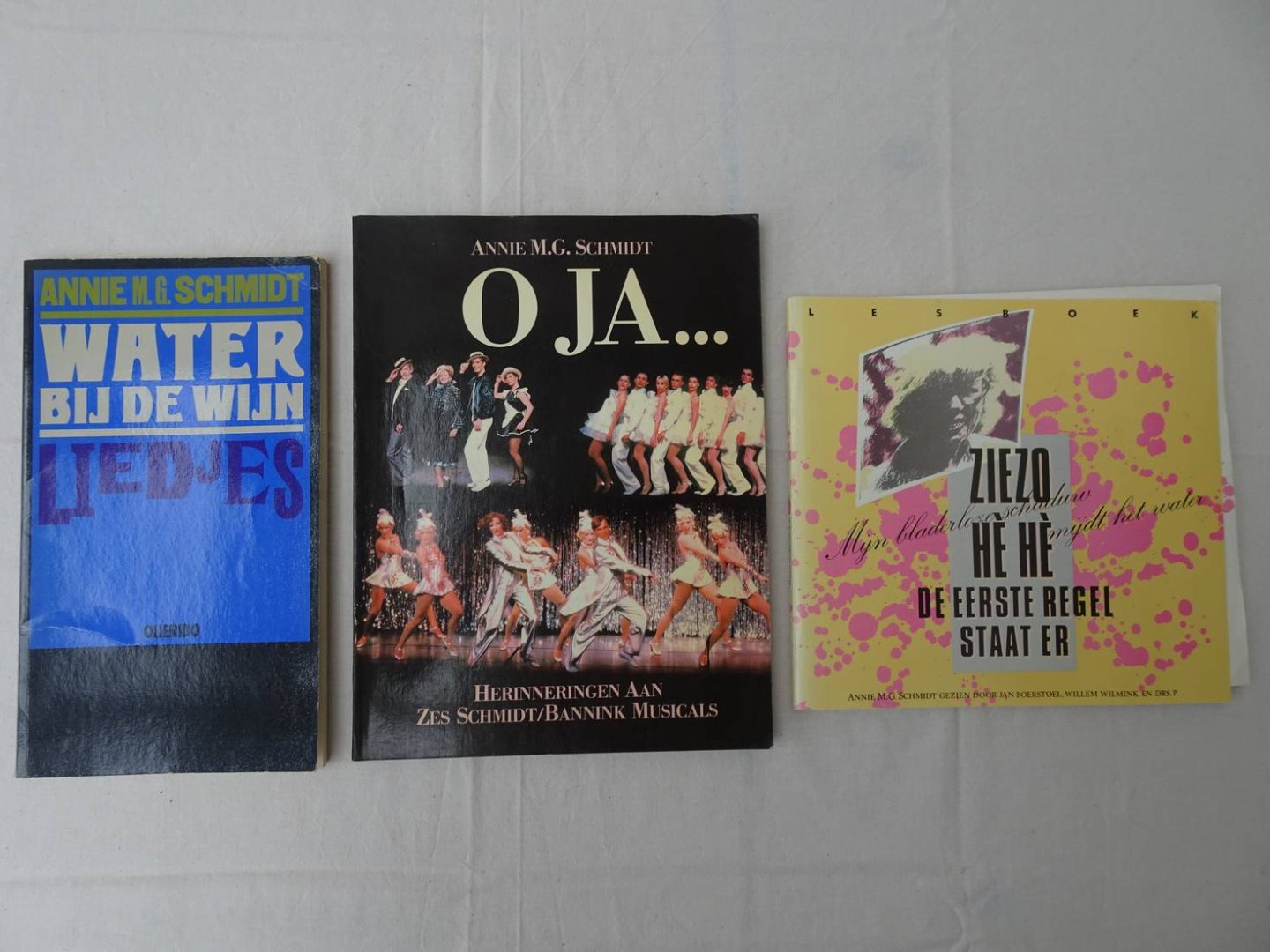 Schmidt, Annie M.G., Jan Boerstoel, Willem Wilmink & Drs. P. - Water bij de wijn. Liedjes/ Ziezo. Hèhè de eerste regel staat er. Lesboek voor de middenbouw van het Voortgezet Onderwijs/ O ja...Herinneringen aan zes Schmidt/ Bannink musicals. 3 titels.
