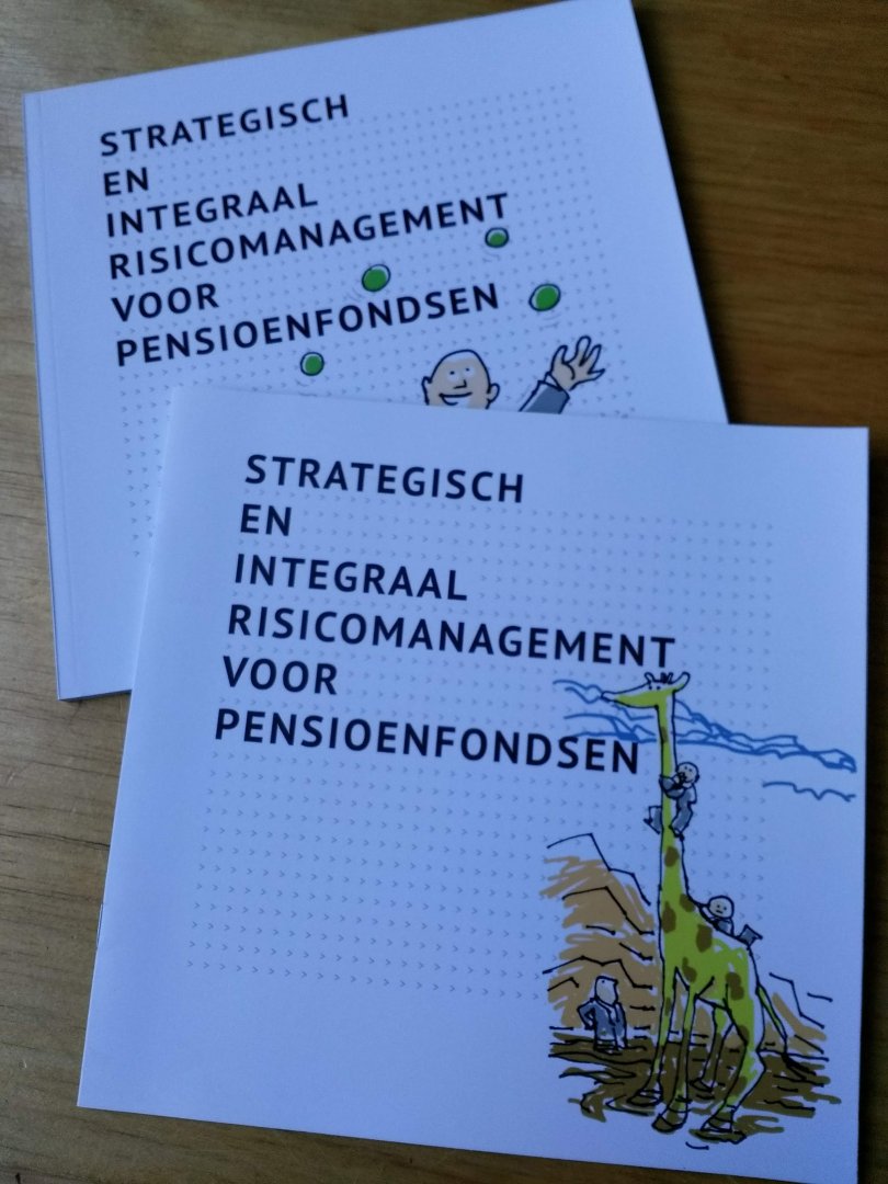 Lusse, Patricia  en Jeroen van der Hoek   (Coördinatie en eindredactie) - Strategisch en integraal risicomanagement voor Pensioenfondsen  (2 boekjes: White paper en toelichting)