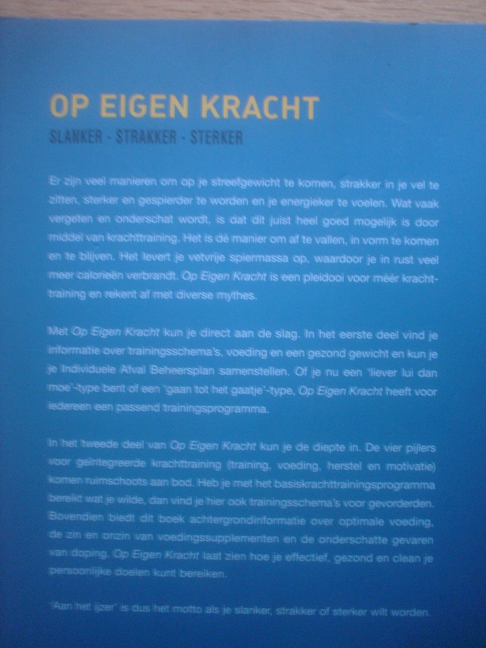 Wassink, Hans // Guido Willemsen // Bart Coumans - Op eigen kracht. Slanker, strakker, sterker .. Het complete handboek boordevol informatie en Praktische adviezen voor effectief en gezond fitnessen op eigen kracht
