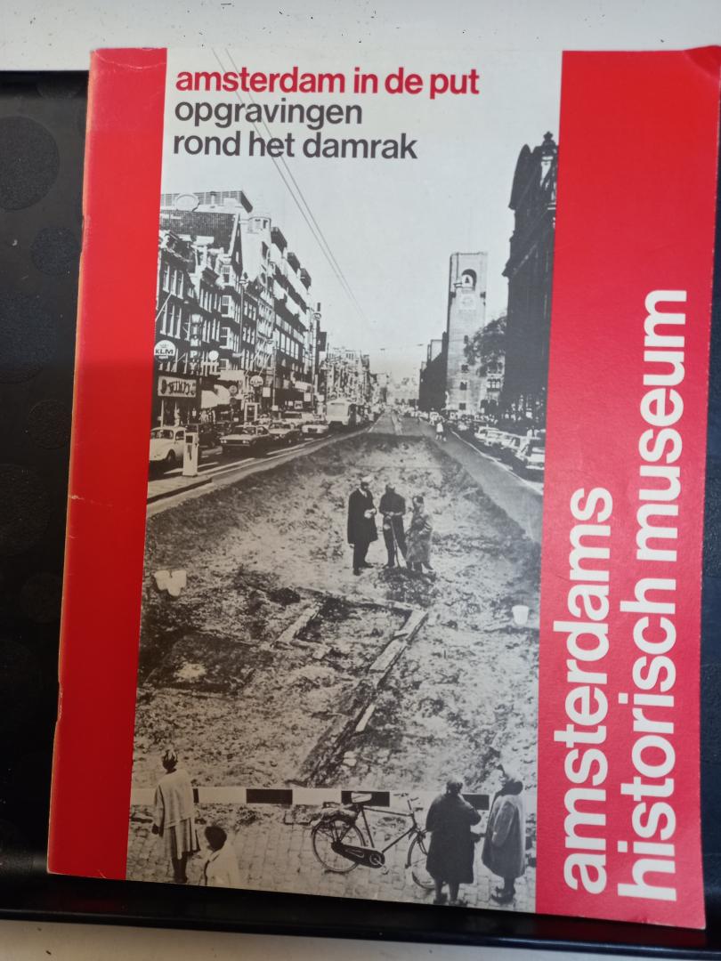 Veltman, Harry en Wiggers, Henny - Amsterdam in de put. Opgravingen rond het Damrak. Een archeologische bijdrage aan de vroegste geschiedenis van Amsterdam