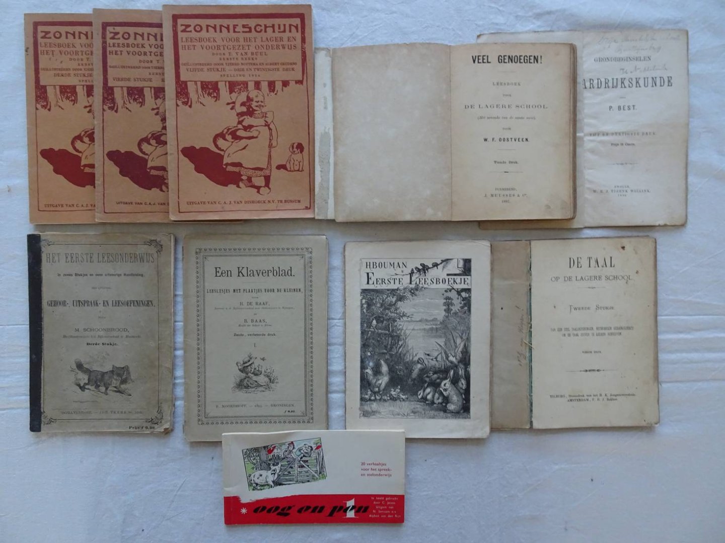 Diverse auteurs. - Eerste leesboekje. Oefeningen/ Een Klaverblad. Leeslesjes met plaatjes voor de kleinen/ De taal op de lagere school. Tweede stukje. Van een heel stel taaloefeningen, methodisch gerangschikt, om de taal zuiver te leeren schrijven/ Veel genoegen...