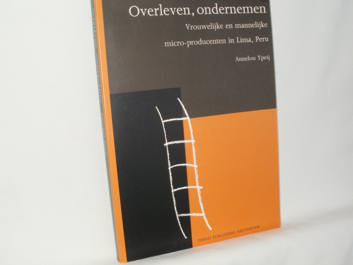Ypeij, Annelou - Overleven, ondernemen. Vrouwelijke en mannelijke micro-producenten in Lima, Peru. With English and Spanish summary.