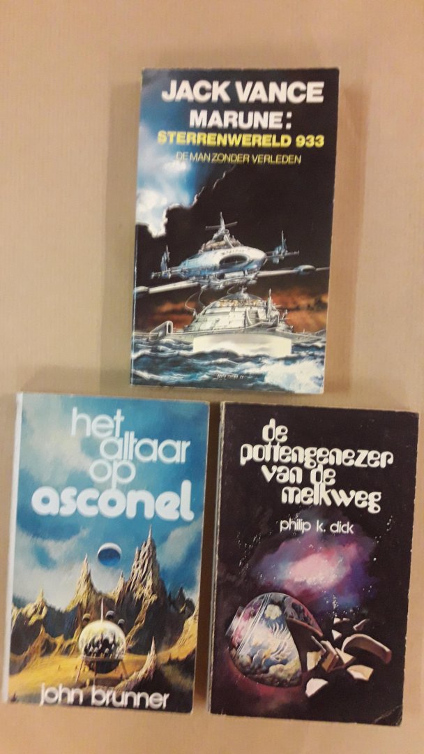 Brunner, John / Dick, Philip. K. / Vance, Jack - Het altaar op asconel / De pottengenezer van de melkweg / Marune : sterrenwereld 933
