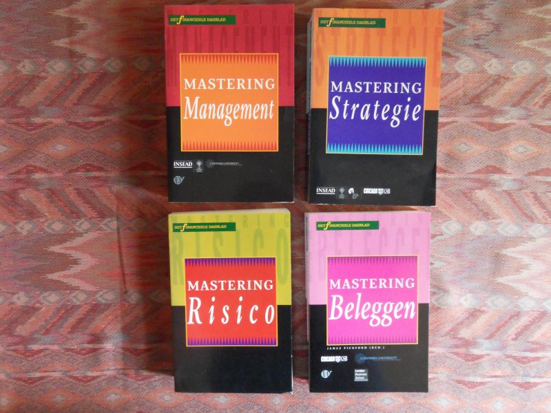 Heijningen, Barry van (vertaling); bijdragen van diverse auteurs. - Mastering Risico. (dl. 2.). --- 1e druk, 2001. Grote paperback, in prima staat. Geen naam ingeschreven en geen onderstrepingen. 408 pp. De Mastering-serie is oorspronkelijk verschenen als bijlages bij The Financial Times.