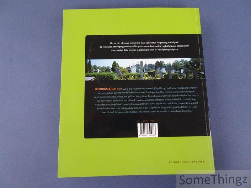 Robert, Jan (edit.) / Havermans, Anne-Mie / Cuyvers, Wim / Hemmerechts, Kristien / Herman, Frank / Jacobs, Marc / Lanoye, Tom / Verpoest, Luc. - Schoonselhof nu! Een eigentijdse visie op de Antwerpse necropool. [Met DVD]