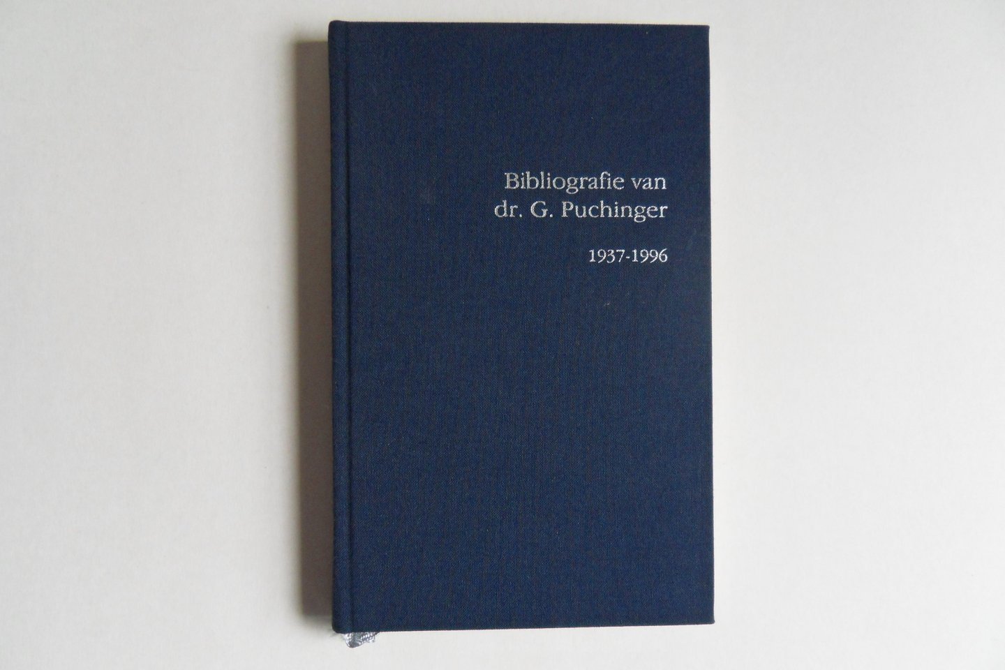 Bruijn, J. de (inleiding); Harinck, G. (toelichting op de bibliografie). - Bibliografie van dr. G. Puchinger 1937 - 1996. [ Genummerd ex. 053 / 250 ].