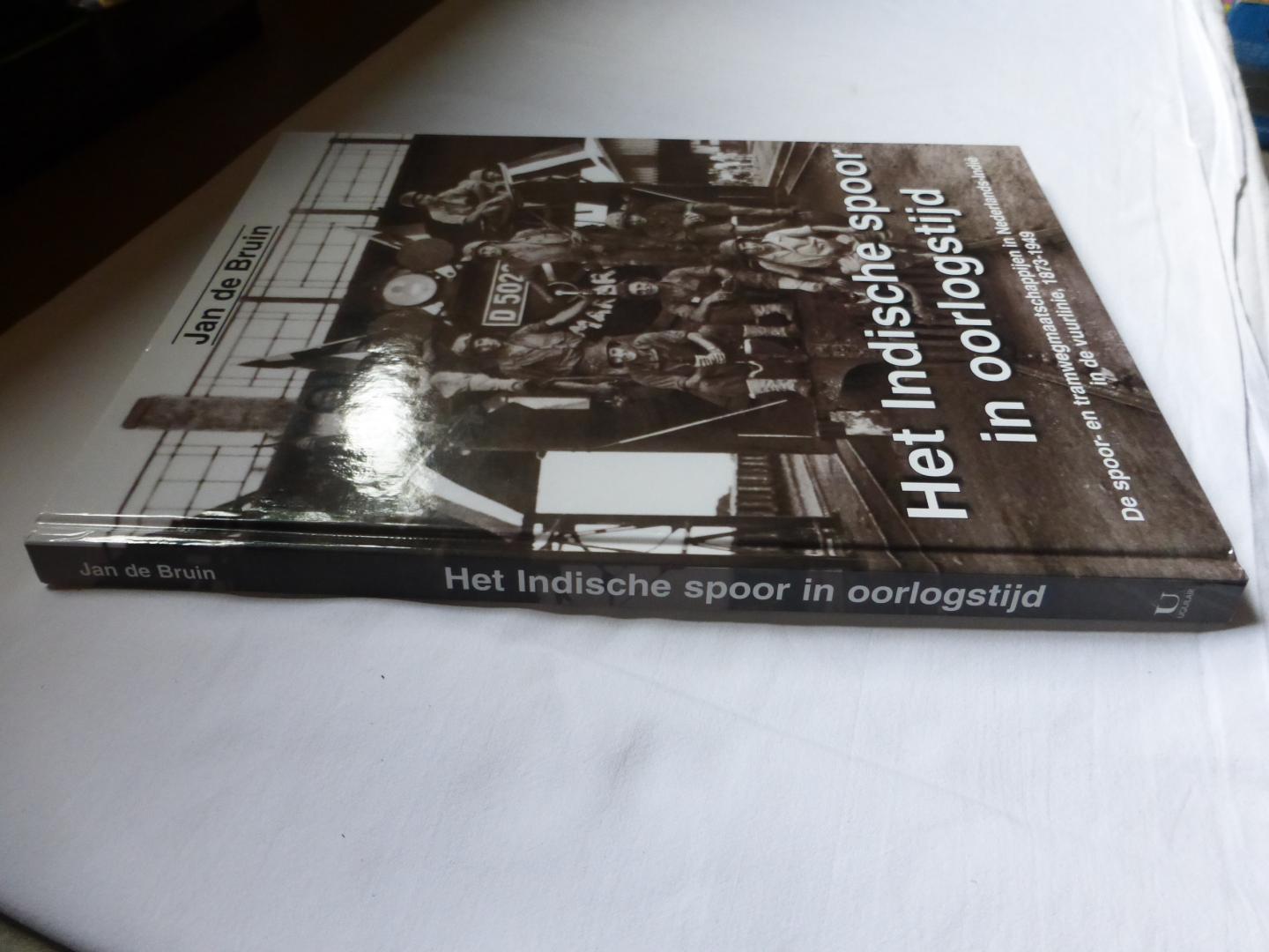 Bruin, Jan C. de. - Het Indische spoor in oorlogstijd. De spoor-en tramwegmaatschappijen in Nederlands-Indië in de vuurlinie, 1873 - 1949.