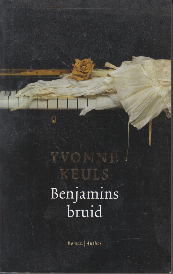Keuls, auteurs- en huwelijksnaam van Yvonne Bamberg (Batavia, 17 december 1931 – Den Haag, 16 november 2025)), Yvonne - Benjamins bruid - Dolores is twaalf jaar als zij in 1938 met haar moeder naar Nederland repatrieert. Zij heeft nog geen idee wat het leven voor haar in petto heeft; een bewogen leven, zal later blijken. Cruciaal zijn haar drie huwelijken.