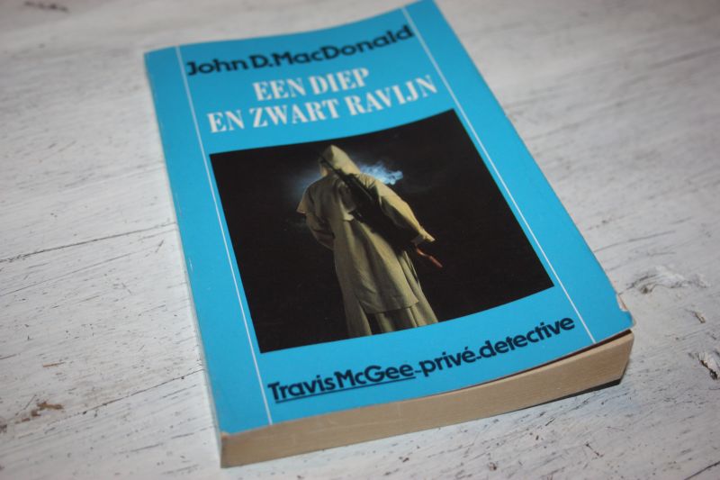 MacDonald, John D. - Een diep en zwart ravijn