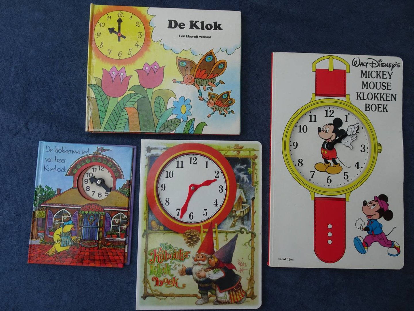 Disney, Walt, Rien Poortvliet, Arnold Shapiro, et al. - Walt Disney's Mickey Mouse Klokkenboek/ Het Kabouter Klokboek/ De Klokkenwinkel van heer Koekoek/ De Klok; een klap-uit verhaal. 4 delen.
