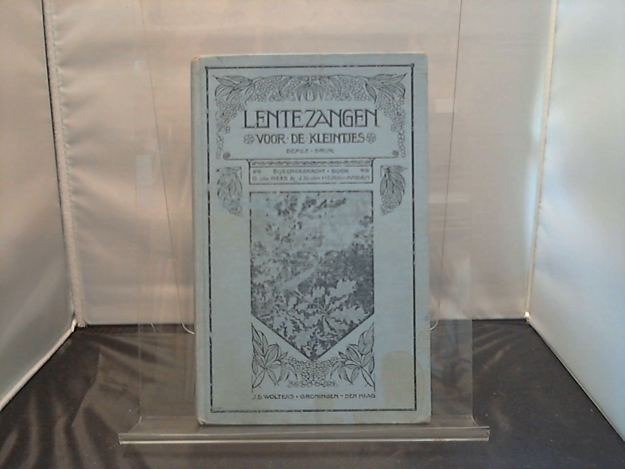 Bijeengebracht door Hees Gilles van en Herwaarden J.G. van - Lentezangen voor de kleintjes nieuwe melodieën voor het voorbereidend onderwijs. derde druk, 1931
