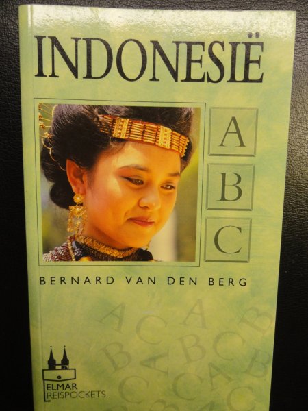 Berg, Bernard van den - Indonesie ABC ... informatief boek over reisvoorbereiding, routes, verkenning door het land, belangrijkste bezienswaardigheden ... met overzichtkaarten en illustraties