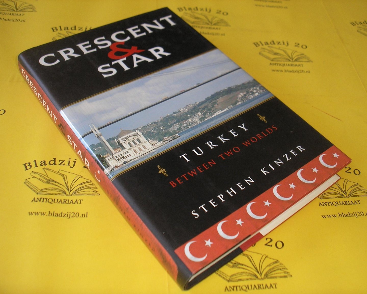 Kinzer, Stephen. - Crescent and Star. Turkey between two worlds.