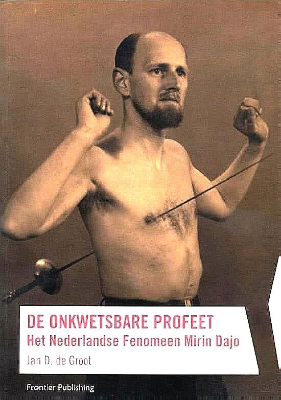 Groot , J . D . de . [ isbn 9789080670068 ] 4822 - De  Onkwetsbare  Profeet . ( Het Nederlandse fenomeen Mirin Dajo . Geillustreerd met vele fotoopname`s. ) Arnold Henskes wordt in 1912 te Rotterdam geboren. Op 33-jarige leeftijd komt hij tot het besef dat hij onkwetsbaar is en dat hij een opdracht -
