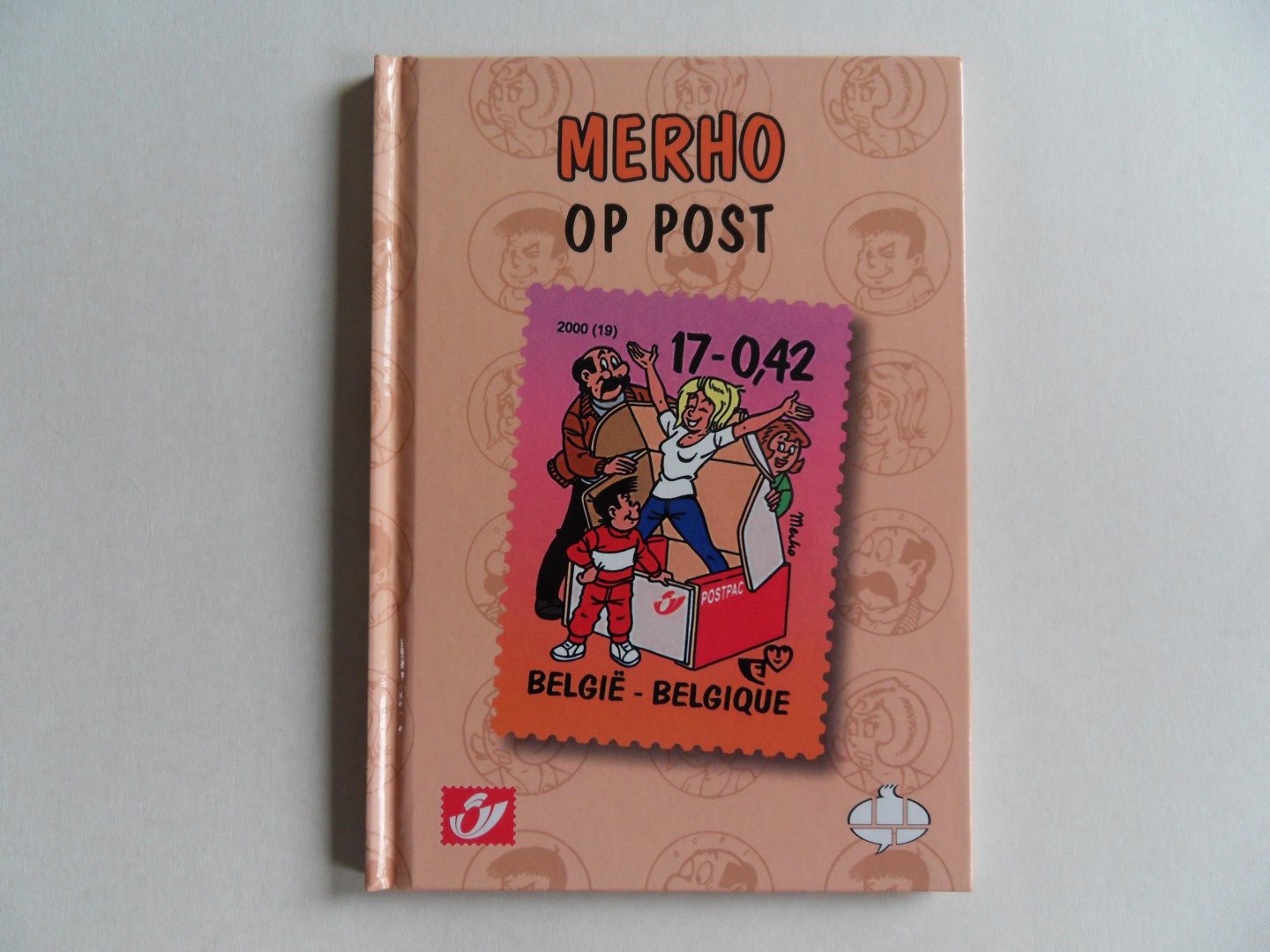 Merhottein, Robert [ pseudoniem Merho ]. - Merho op Post. [ Genummerd exemplaar 651 / 1825 ].