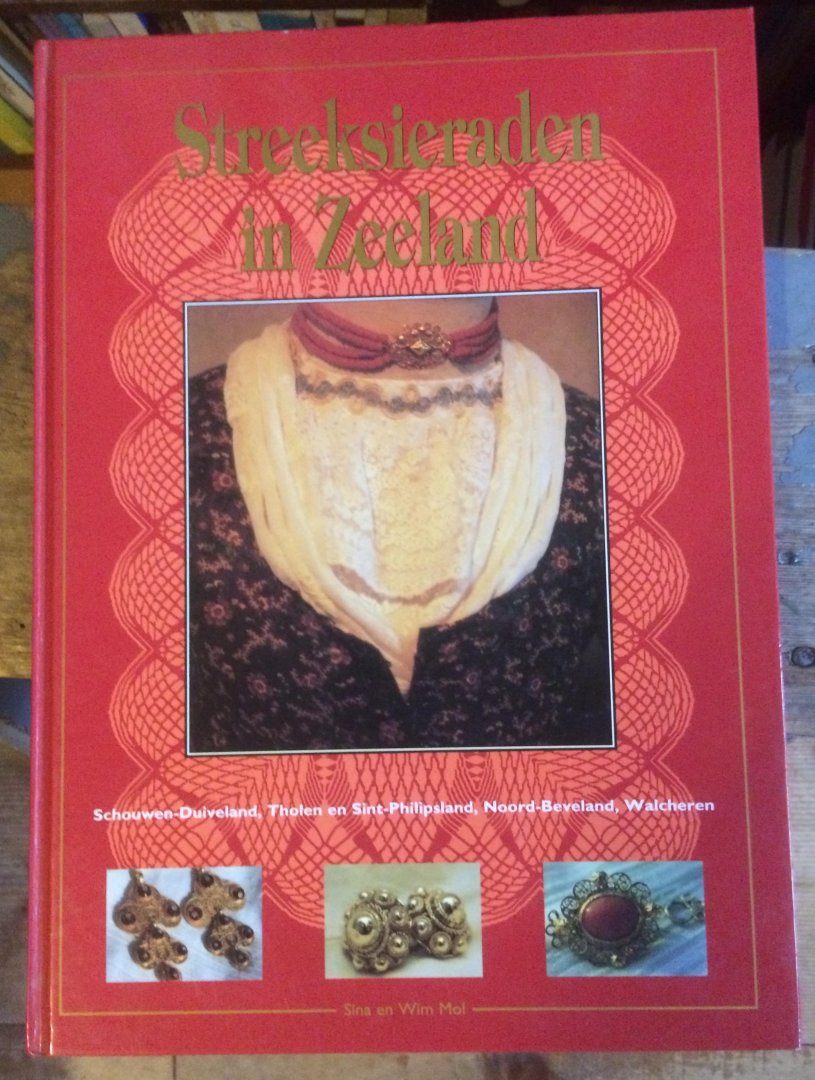 Mol, Sina (tekst) en Wim Mol (fotografie) - Streeksieraden in Zeeland Zuid-Beverland en Zeeuws-Vlaanderen: ht Land van Cadzand, Axel en Hulst/ Boek 2: Schouwen-Duiveland, Tholen en Sint-Philipsland, Noord-Beverland, Walcheren