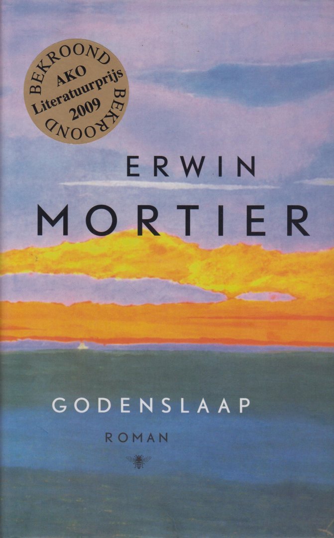 Mortier (Nevele, 28 november 1965), Erwin - Godenslaap - Godenslaap, de vijfde roman van Erwin Mortier, speelt zich af op het raakvlak tussen de grote geschiedenis en de kleine mensenlevens, tussen taal en wereld, verbeelding en werkelijkheid, tussen geschiedschrijving en verhalend proza.
